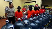 Para pelaku yang diamankan berinisial S, DP, TT, dan PWT. Setiap hari mereka memproduksi sebanyak 300 galon dijual seharga Rp 13.000. Setiap satu galon meraih keuntungan Rp 9.000.