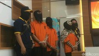 Polisi menetapkan 4 orang sebagai tersangka dalam kasus penyebaran ujaran kebencian, isu SARA, dan hoax oleh Saracen. Mereka berinisial SRN, JAS, MFT, dan yang terakhir ditangkap berinisial MAH.