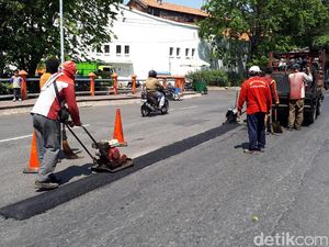 Tiap Hari Disiapkan 50 Ton Aspal untuk Tambal Jalan di Surabaya