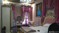 Ada pula foto kamar kedua yang bernuansa merah muda. Kamar ini tidak sebesar kamar yang pertama, namun tetap dihiasi dengan tirai yang menjuntai dari langit-langit hingga lantai. (Foto: Dok. Istimewa)