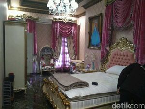 Deretan Tirai Menjuntai di Rumah Mewah Bos First Travel