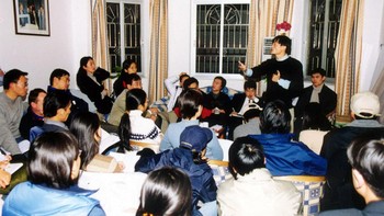 Jack Ma mungkin berpotensi kehilangan banyak uang, tapi ia pasti maju terus. Seorang pria yang mendaftar Harvard 10 kali sepertinya tidak akan gentar dengan sebuah penolakan dari regulator, sebut BBC. Dia memang sangat ulet, ini adalah foto di saat ia dan para pendiri mendirikan Alibaba dari nol. Foto: internet