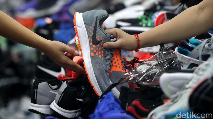 Pemburu Diskon Nike Mengantre Panjang

Para pengunjung rela berdesakan dan antre panjang demi mendapat sepatu Nike di Exhibition Hall Grand Indonesia, Jakarta Pusat, Rabu (23/08/2017). Nike mengadakan diskon gede-gedean hingga 90 persen di Exhibition Hall Grand Indonesia. Diskon ini akan berlangsung hingga 27 Agustus mendatang. Grandyos Zafna/detikcom