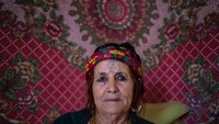 Fatma Haddad (80) mengatakan bahwa ia melakukannya karena semua gadis seusia saya bertato. Ia bertato berusia 18 tahun oleh seorang wanita setempat. Hari ini dia menyesalkan keputusan tersebut dan telah memberikan perhiasan peraknya untuk menebus kesalahannya (Zohra Bensemra/Reuters)