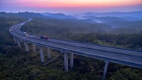 Jalan Tol Bawen-Salatiga sempat viral karena pemandangan latar belakang Gunung Merbabu pada gerbang tolnya. (Dok. Jasa Marga)