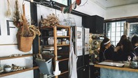 Dengan desain pedesaan dan memiliki konsep menarik, (un)Fashion Vintage Cafe cocok untuk Anda yang menyukai kopi dengan tambahan susu yang manis.