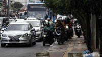 Mereka nekat menerobos trotoar untuk menghindari macet di kawasan tersebut.