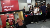 Setelah mendapat sepatu yang mereka inginkan, perjuangan para pemburu diskonan ini belum berhenti. Mereka masih harus antre di kasir untuk membayar.