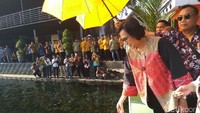 Sri Mulyani meninjau kolam Umbul Ponggok, Klaten, Jawa Tengah.