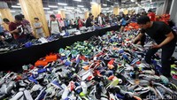 Ada ribuan pasang sepatu yang dijual.