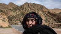 Mazouza Bouglada, bertato berusia 7 tahun oleh seorang pria nomaden dari wilayah Sahara. Dia disarankan oleh ibunya untuk mendapatkan tato. Semakin banyak tato semakin dia pamer (Zohra Bensemra/Reuters)