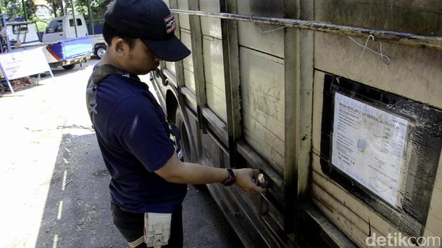 Polisi periksa truk yang sudah dimodifikasi untuk angkut BBM bersubsidi.