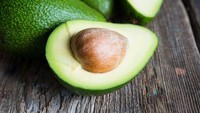 Alpukat rendah kandungan gula. Satu buah alpukat mengandung gula tak lebih dari 1/2 gram gula. Namun Anda tetap harus membatasi konsumsi alpukat karena buah ini tinggi kalori. Foto: iStock