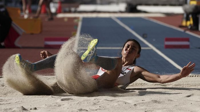 Maria Natalia Londa meraih perak dari lompat jangkit di SEA Games 2017 Kuala Lumpur. (Wahyu Putro A/Antara Foto) Maria Natalia Londa meraih perak dari lompat jangkit di SEA Games 2017 Kuala Lumpur. (Wahyu Putro A/Antara Foto)
