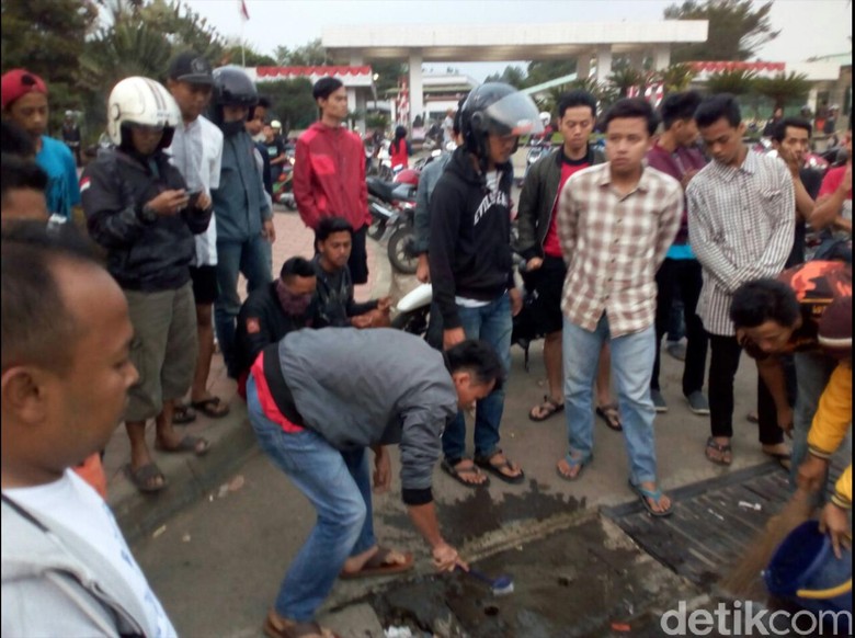 Warga Sukabumi Bersihkan Sisa Darah di Tempat Pembunuhan Egi Warga Sukabumi Bersihkan Sisa Darah di Tempat Pembunuhan Egi