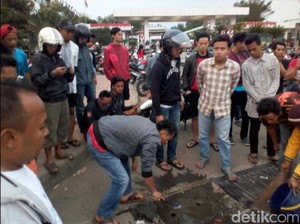 Warga Sukabumi Bersihkan Sisa Darah di Tempat Pembunuhan Egi