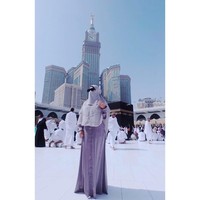 Berlatar Kakbah, penyanyi yang terkenal dengan jargon manja itu berpose dengan gamis dan cadar bernuansa ungu. (Foto: Instagram)