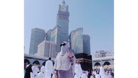 Berlatar Kakbah, penyanyi yang terkenal dengan jargon manja itu berpose dengan gamis dan cadar bernuansa ungu. (Foto: Instagram)