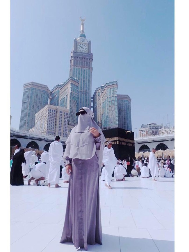Berlatar Kakbah, penyanyi yang terkenal dengan jargon manja itu berpose dengan gamis dan cadar bernuansa ungu. (Foto: Instagram)
