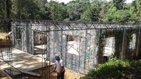 Rumah botol plastik ini hemat energi dan tidak memerlukan AC karena konstruksi rumah membuat suhu di dalamnya sejuk (Dok The Plastic Bottle Village)