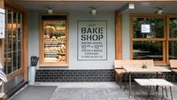 Vanilla Bakeshop terletak di taman yang indah dengan keindahan alam. Ring Bacon Maple adalah salah satu hidangan yang tidak boleh Anda lewatkan jika berkunjung ke kafe ini.