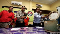 Kapolsek Cilandak Kompol Sujanto menunjukkan barang bukti.