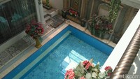 Ada kolam renang besar di dalam rumah. Foto: Dok. Istimewa