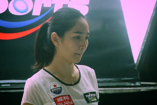 Aksi Angeline Magdalena Ticoalu ketika bermain biliar tak jarang membuat para lelaki terpana. Atlet berusia 32 tahun tersebut pun pernah meraih emas di Sea Games 2007. Foto: Instagram