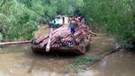 Foto: Perjuangan Terangi Pelosok Riau, Arungi Sungai Hingga Masuk Lubang