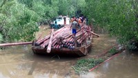 Pengangkutan tiang besi ke Desa Pulau Burung di Indragiri Hilir. (Dok. PT PLN Riau dan Kepulauan Riau)