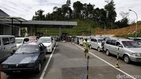 Mobil-mobil membawa barang mengantre di PLBN Entikong (Rachman Haryanto/detikcom)
