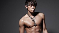 Kurang afdal jika tidak menyinggung Jung Ji-Hoon atau Rain. Artis multitalenta ini dikenal sejak dulu dengan badannya yang tegak dan perutnya yang sixpack. Selain suka menari, Rain juga gemar bermain skateboard, basket dan berenang. (Foto: Pinterest).