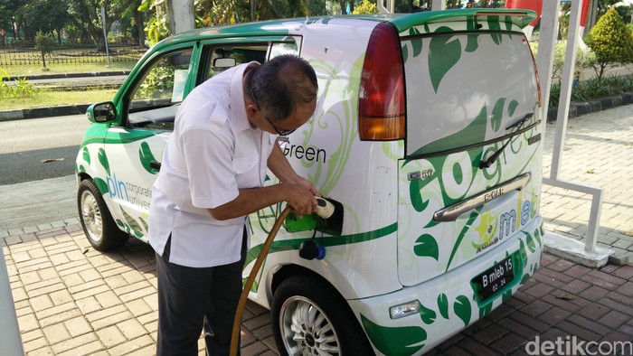 Pengembangan mobil listrik