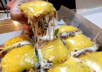 Martabak Manis dan Gurih dengan Aneka Topping Tetap Digemari