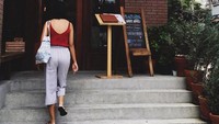 Warm Wood Cafe memiliki desain interior indah yang akan mengingatkan kita pada sebuah pondok kecil yang nyaman. Kafe ini dikenal dengan sajian enak seperti Yuzu Dipping Sauce.
