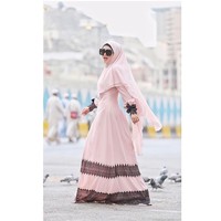 Asalamualaikum From Mecca The Holy City !!! begitu Syahrini memberi keterangan foto di Instagram yang memperlihatkan berbalut gamis cantik berwarna pink. (Foto: Instagram)