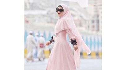 Foto: Gaya Manja Syahrini Saat Umrah Bersama First Travel