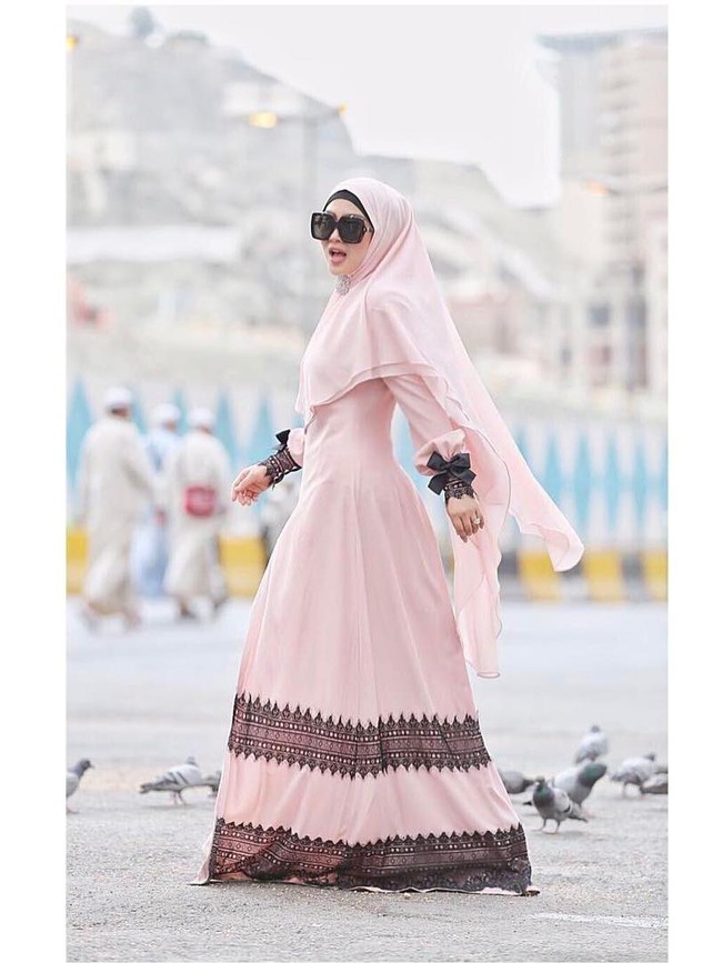 Asalamualaikum From Mecca The Holy City !!! begitu Syahrini memberi keterangan foto di Instagram yang memperlihatkan berbalut gamis cantik berwarna pink. (Foto: Instagram)