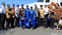Esther Gayatri Saleh foto bersama dengan pegawai PT DI dan LAPAN dengan latar belakang pesawat N219.