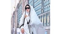 Sebelum foto manja di tol Surabaya, Syahrini bikin geger publik karena terseret kasus penipuan umroh oleh First Travel. Syahrini jadi 1 dari 96 saksi yang akan dihadirkan dalam sidang kasus itu. (Foto: Instagram)