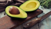 Lemak sehat dalam alpukat ampuh tingkatkan elastisitas kulit. Alpukat juga kaya akan karotenoid yang melindungi kulit agar tidak rusak saat terkena sinar matahari. Buah ini juga mengandung D-mannoheptulose, fitokimia unik yang merangsang produksi kolagen.Foto: iStock