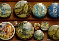 Koleksi kaleng Dardenne dengan ukuran yang beragam