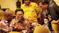Oesman Sapta Odang berbincang dengan sejumlah anggota DPD usai sidang paripurna.