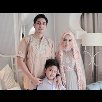 Ada pula foto sebelum pernikahan digelar. Ketika pengajian, Medina Zein tampil cantik mengenakan terusan biru muda. Di dampingi Lukman dan putranya Radit, mereka terlihat bahagia. Foto: Dok. Instagram @medinazein