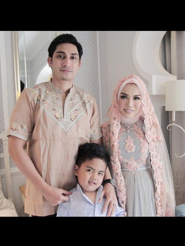 Ada pula foto sebelum pernikahan digelar. Ketika pengajian, Medina Zein tampil cantik mengenakan terusan biru muda. Di dampingi Lukman dan putranya Radit, mereka terlihat bahagia. Foto: Dok. Instagram @medinazein