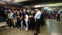 Untuk menghindari hal-hal tidak diinginkan, petugas menjaga ketat antrean pengunjung.