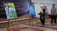 Wakil Ketua KY Sukma Violetta (kiri) saat menandatangani poster peluncuran 3 buku Etika dan Budaya Hukum Peradilan, Problematika Hakim,  dan The Line Between Legal Error and Misconduct of Judge.