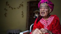 Fatma Tarnouni, seroang nenek berusia 106 tahun membeberkan cantik ala Ajazair di masa lalu. Agar cantik, Anda harus bertato. Itu adalah peraturannya, itu juga mode (Zohra Bensemra/Reuters)