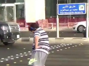 Remaja Ini Ditangkap Polisi Arab Saudi karena Bergoyang Macarena