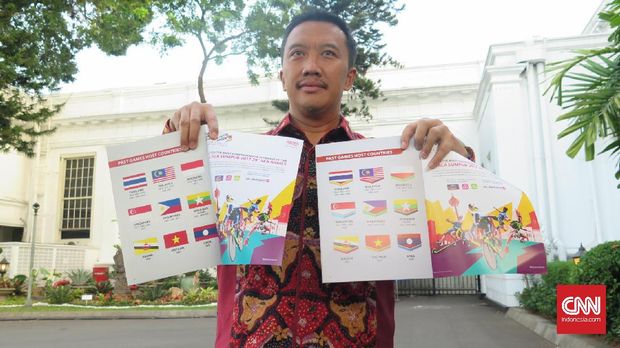 Mantan Menpora RI Imam Nahrawi saat menunjukkan buku saku SEA Games 2017 di Malaysia yang berisi bendera Indonesia terbalik. (